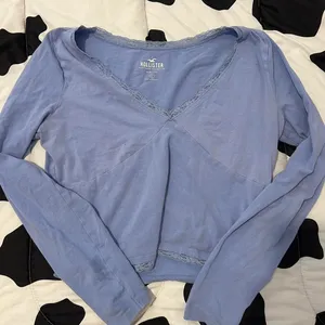 Hollister V neck baby tee long sleeve thumbnail 1