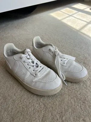 VEJA Sneakers thumbnail 2