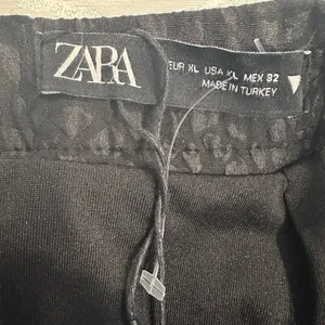Zara Size-XL Mini Skirt Black Jacquard Puffy Layer‎ thumbnail 3