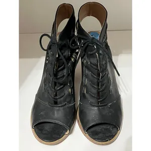 Restricted high heel black cut out shoes size 6.5‎ thumbnail 2