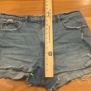 Abercrombie & fitch The mom high rises distressed Jean shorts size 32/14 . thumbnail 3