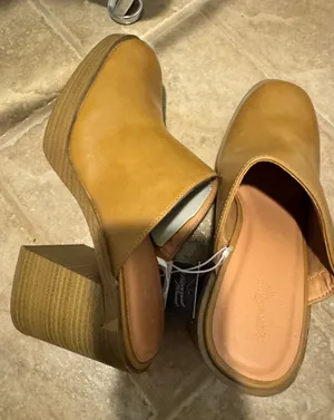 Universal Thread Tan Platform Mule Clogs thumbnail 1
