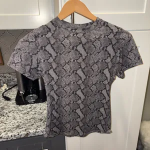 SKIMS Gray Snake Print Short Sleeve Tee thumbnail 1