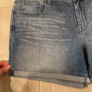 Old Navy The Sweetheart Medium Wash Jean Shorts thumbnail 4