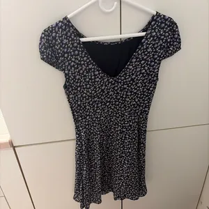 Abercrombie Navy & purple floral mini dress with small white & purple flowers #floraldress #mini thumbnail 2