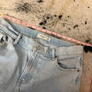 ABERCROMBIE & FITCH The 90’s Straight Low Rise Jeans Light Wash Size 10/30‎ Long thumbnail 5