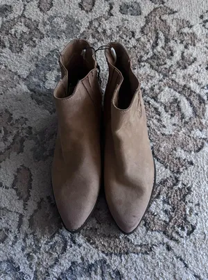Universal Threads Women's Alena Western Memory Foam Boots - Tan Size 8.5. NWT. Has some minor scuffs from storage that can be easily cleaned. No damage. thumbnail 1