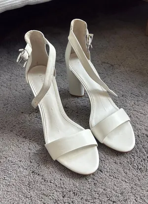 Gianni Bini White Heels thumbnail 1
