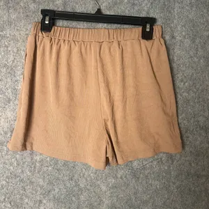 Cider Women Size Medium Flowy pleated tan‎ shorts with pockets thumbnail 2