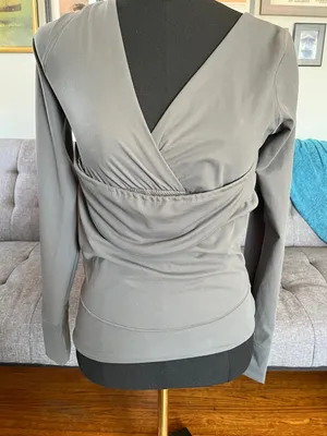 Lalabu Women’s Gray Long-Sleeve Baby Wearing Long Sleeve top size Small thumbnail 2