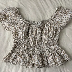 Sim & Sam brown/white floral puff sleeve smocked top thumbnail 1