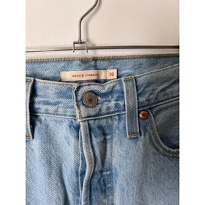Levi's Wedgie Straight Jeans Women's 26 Light Wash Raw Hem High Rise Denim‎ thumbnail 5