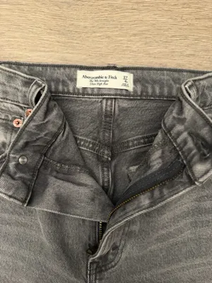 Abercrombie & Fitch High-Rise Straight Leg Women’s Jeans - Gray thumbnail 4