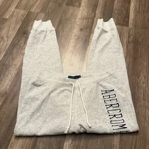Abercrombie & Fitch Gray Logo Jogger Sweatpants thumbnail 2