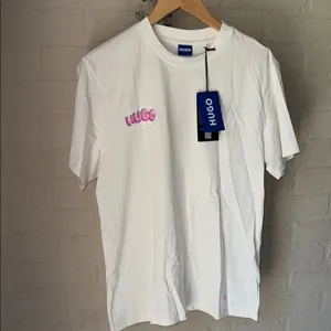 HUGO White shirt Short Sleeve Tee with Graphic Detail new small unisex thumbnail 4