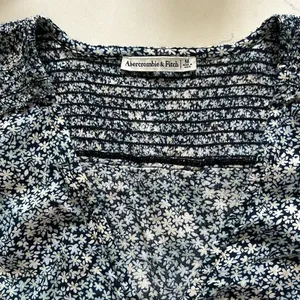 Abercrombie & Fitch - Blue Floral Crop Top thumbnail 3