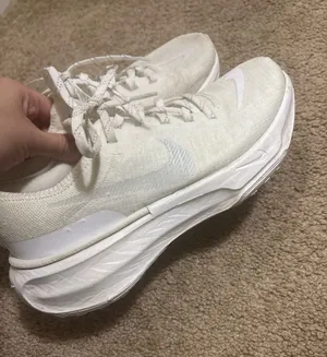 White Nike sneakers  thumbnail 1