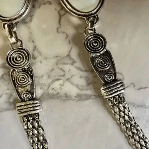 White silver tone pendant necklace thumbnail 4