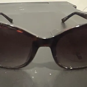 Guess Brown Sunglasses with Tortoiseshell Frames thumbnail 8