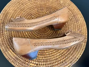 Tempos Vintage Tan Leather Woven Kiltie Fringe Kitten Heel Pumps Brazil 8B thumbnail 1