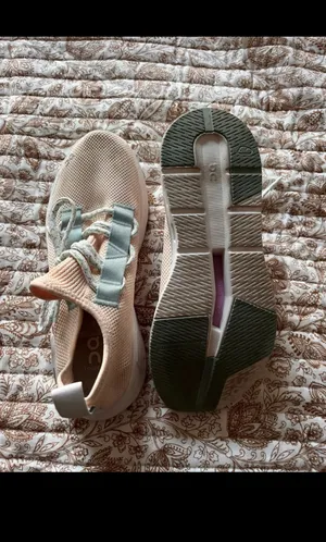 On Cloud Shoes thumbnail 2