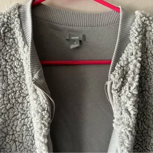Aerie Gray Sherpa Fleece Zip Front Vest Soft Cozy Sleeveless Jacket Size M thumbnail 3