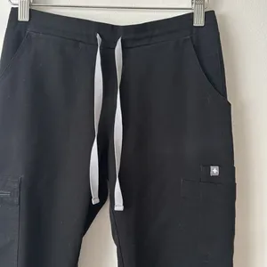 Figs XXS Livingston Straight Leg Scrub Pants in Black thumbnail 3