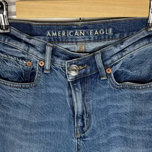 American Eagle Baggy Denim Jeans Size 2 High Rise Distressed Medium Wash thumbnail 3