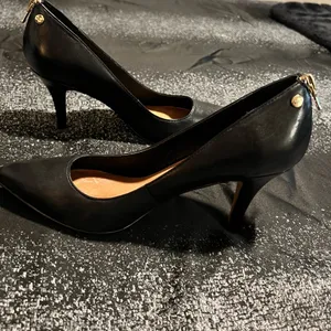 Womens 8. Aldo Black Leather Pointy-Toe Pumps with Gold Heel Zipper thumbnail 3