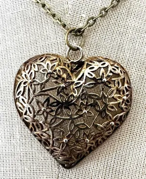 Filigree gold tone Heart Pendant Necklace thumbnail 1