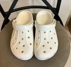 Crocs M6,W8 White Croc Clogs thumbnail 2