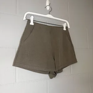 Lululemon Ribbed Softstreme High-Rise Short 2" in Nomad Women’s Size 4 Shorts thumbnail 5