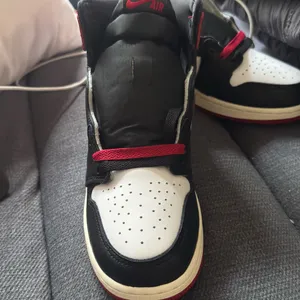 Nike Jordan Air Jordan 1 Retro High OG GS Black White Varsity Red FD1437-106 Youth 6Y thumbnail 7