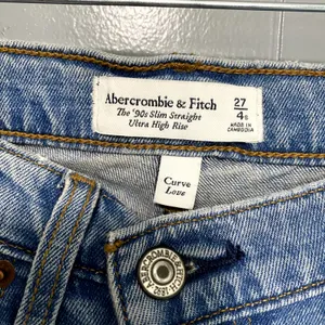 NWT Abercrombie & Fitch Curve Love The 90s Slim Straight Jeans 27/4 Short thumbnail 3