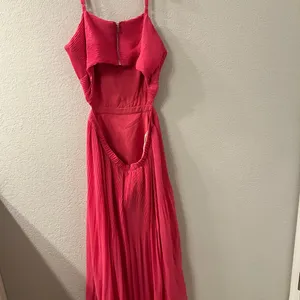 Ali & Jay For the gram fuchsia cut out‎ pleated midi thumbnail 2
