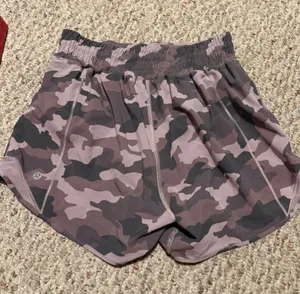 Lululemon Hotty Hot High-Rise Lined Short 4" Heritage 365 Camo Mauve Size 4 thumbnail 1
