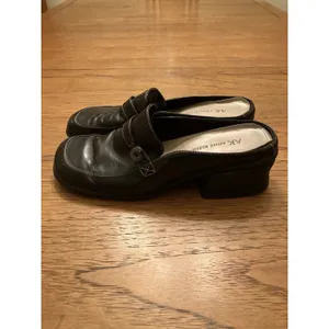 AK Anne Klein Black Leather Slip-On Mule Heels Closed Toe Button 7.5M thumbnail 2