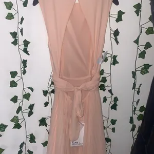 new size 4 womans light pink Fame and partners formal dress thumbnail 4