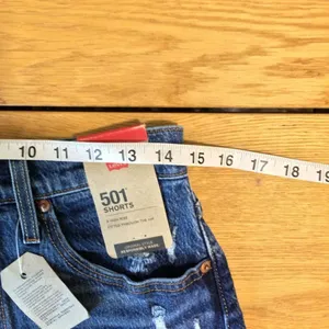 NWT Levi’s 501 Jean shorts 28 button-fly medium wash raw hem thumbnail 2