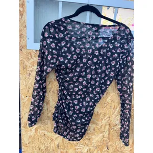 INC International Concepts Womens Floral Mesh Ruched V-Neck Top Small Black Pink thumbnail 4