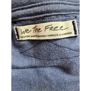 We The Free Women's Medium Blue T-Shirt V-Neck Short Sleeves Fitted A4-0021 thumbnail 2