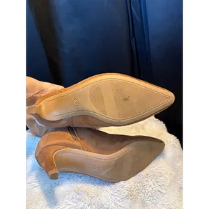 Target Tan Faux Suede Pointed Toe Kitten Heel Knee High Boots Size 9 Y2K costume thumbnail 4