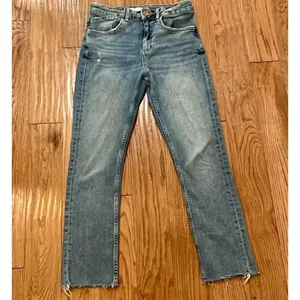 Zara high rise medium wash raw hem skinny jean 6 thumbnail 10