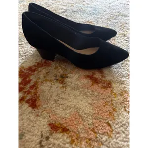 Clarks Collection Black Suede Pointed Toe Block Heel Pumps Witchy 6M thumbnail 2