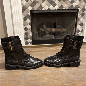 Vince Camuto Fawdry Black Croc Combat Boots Size 5.5 Lug Sole Leather Grunge‎ thumbnail 2