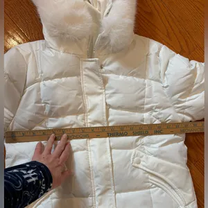 Women’s Winter White Quilted Puffer Coat With Faux Fur Hood – New Without Tags thumbnail 8