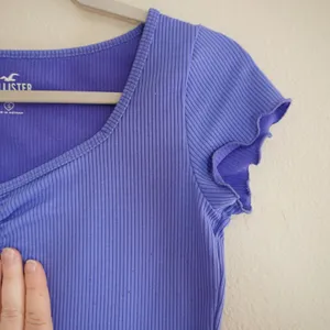 Hollister Size Small Baby Tee Purple Ribbed Cropped Ruched Sweetheart Lettuce thumbnail 3