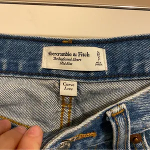 Abercrombie & Fitch Curve Love Boyfriend Short Mid Rise size 0/25 thumbnail 4