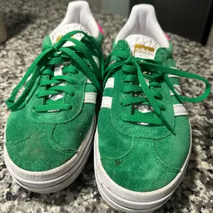 Adidas Women’s Green Suede Campus Platform Sneakers thumbnail 2