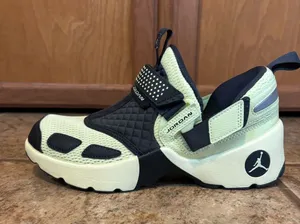 NWOT Nike women’s Jordan Trunner LX sneakers sz 8 thumbnail 1